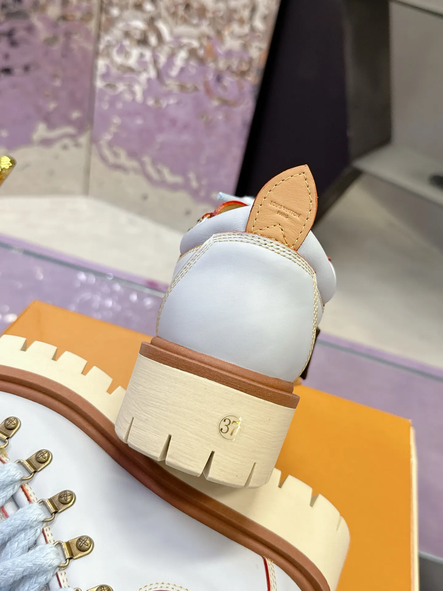 Factory price: 700💰 LV | Louis Vuitton 🧡💚2025 autumn and winter new style, top version ⚠️ The counter features the latest LV REMIX lace-up mountaineering derby shoes, new hard goods 🆕 ❥BS purchasing level! Full of high-end feel! A popular model among bloggers at home and abroad, it’s retro and fashionable, and looks stunning on your feet! Mainly recommended model on the official website★ ▪️Upper: top-quality first-layer cowhide ▪️Inner lining: imported sheepskin ▪️Outsole: original molded T men's shoes 💰U anti-slip outsole ▪️Sole height: 3.5cm ▪️Shoe size: Female 35-41 (41 customized, non-refundable) Male 39-45 (46 customized, non-refundable)
